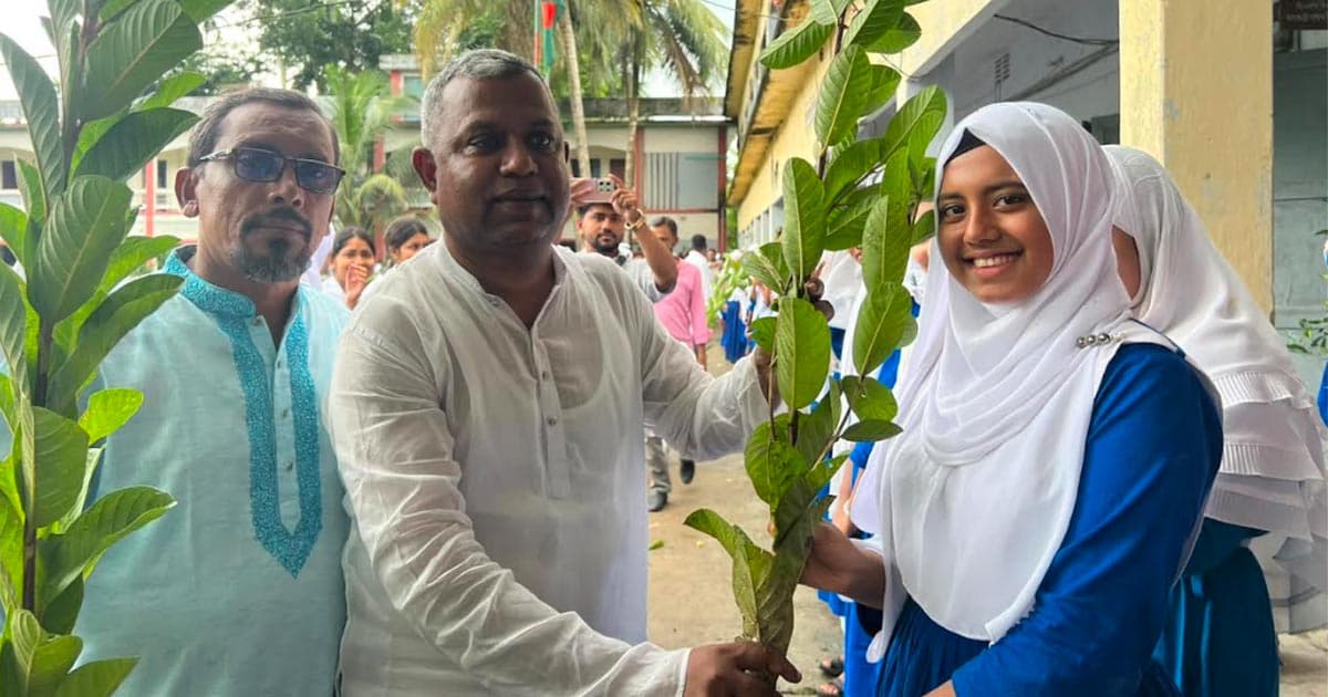 বাউফলে শিক্ষার্থীদের মাঝে গাছের চারা বিতরণ