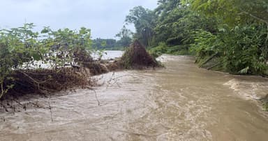 সাতকানিয়ায় লোকালয় প্লাবিত, পানিবন্দি হাজারো মানুষ