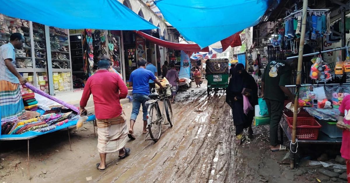 টানা বৃষ্টিতে দুর্ভোগে নাকাল কালীগঞ্জ বাজারের মানুষ
