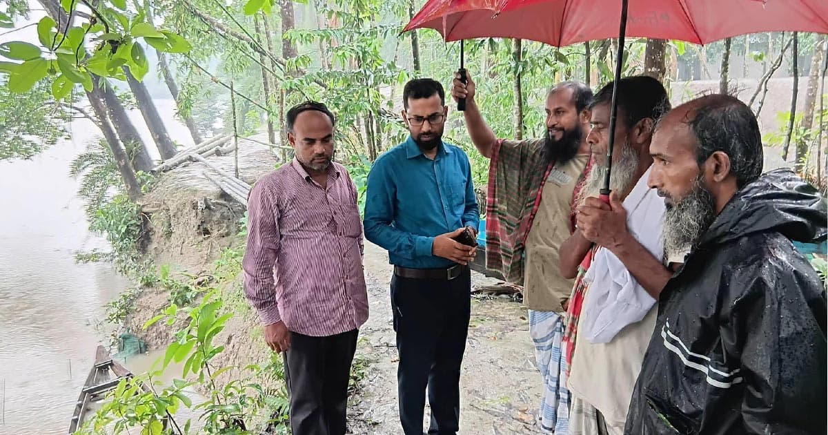বেতাগীতে বেড়িবাঁধ ভেঙে শতাধিক পরিবার পানিবন্দি
