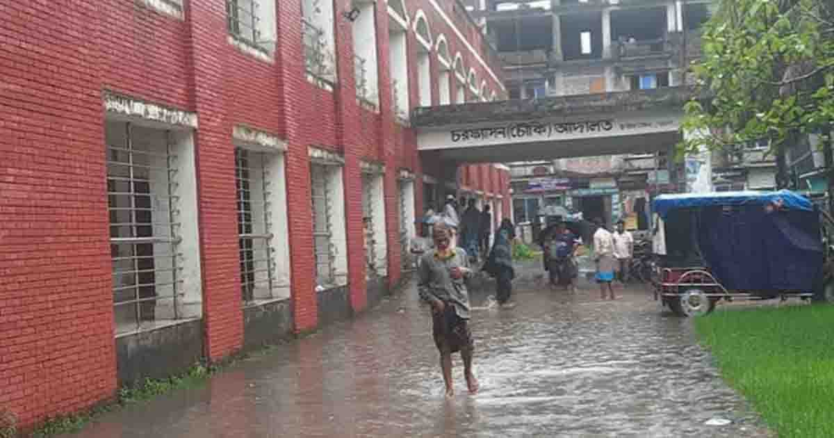 বৃষ্টিতেই তলিয়ে যায় চরফ্যাশন আদালত চত্বর, ভোগান্তিতে বিচারপ্রার্থীরা