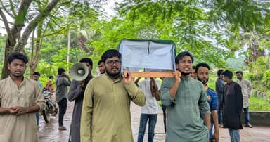 কুবিতে জুলাই গণহত্যার বিচারের দাবিতে জাতীয় ছাত্রশক্তির কফিন মিছিল