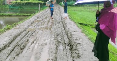 বৃষ্টি হলেই সড়কে ভোগান্তি, দ্রুত সংস্কার দাবি