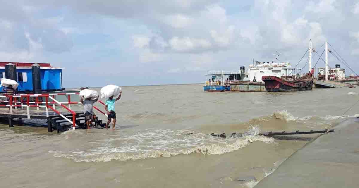 হাতিয়ায় ৩ নম্বর সতর্কসংকেত  নৌযান চলাচল বন্ধ