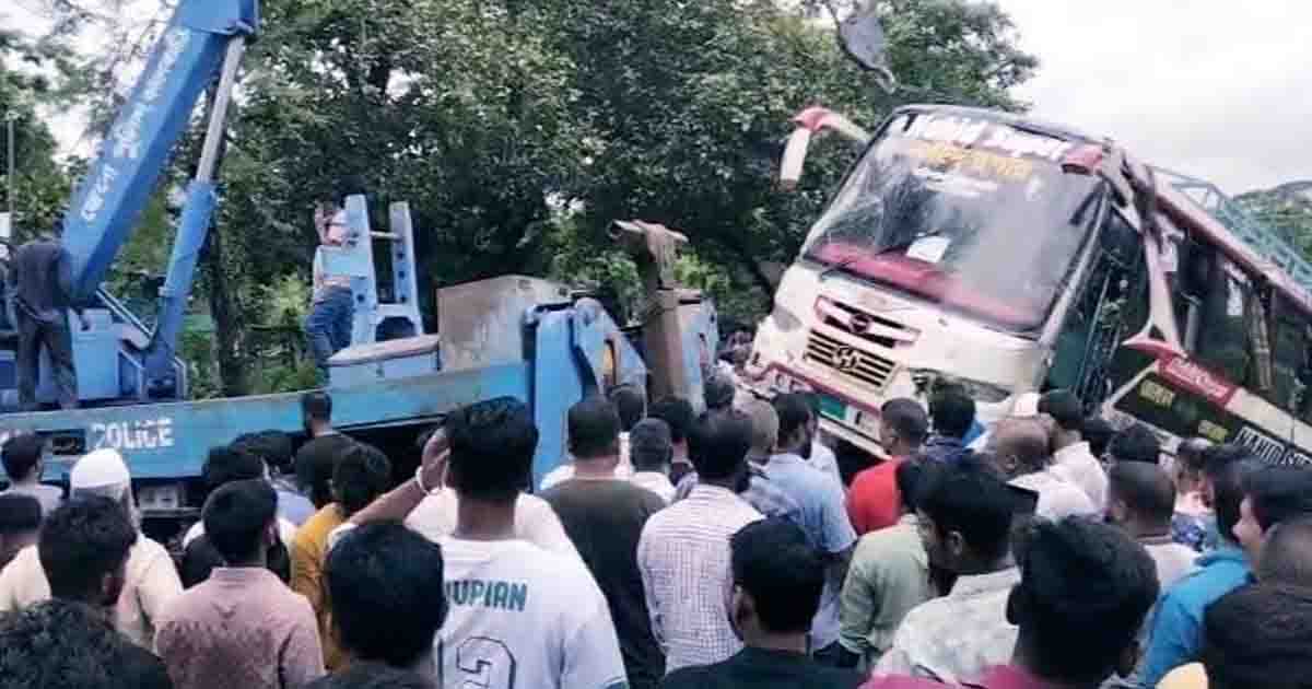 ওভারটেক করতে গিয়ে ঝালকাঠিতে বাস খাদে, সুপারভাইজার নিহত