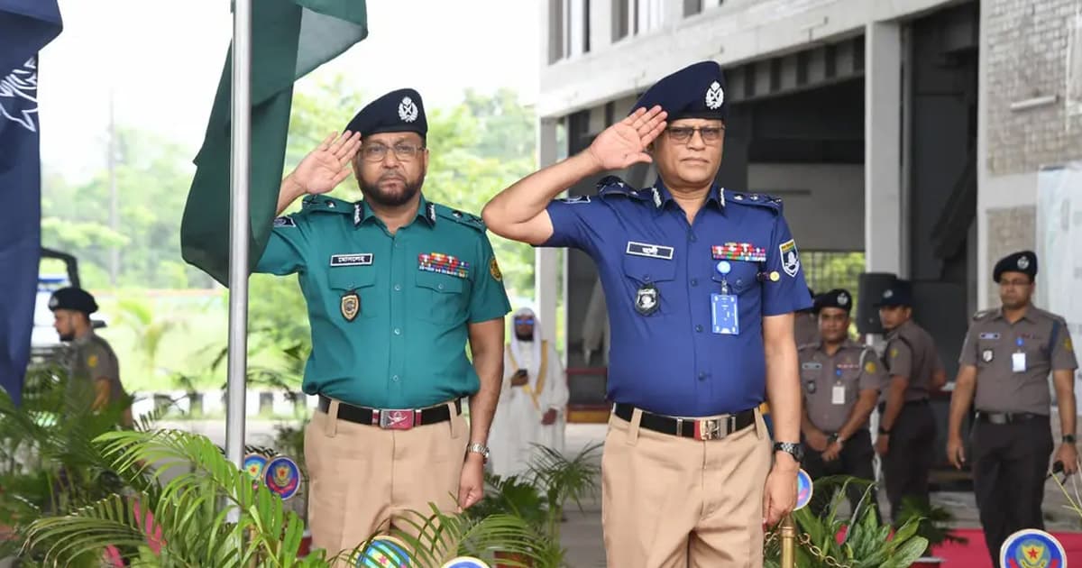 নতুন ইউনিফর্মে পুলিশ