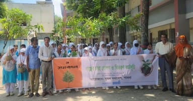 পাবনায় শিক্ষার্থীদের মাঝে গাছের চারা বিতরণ