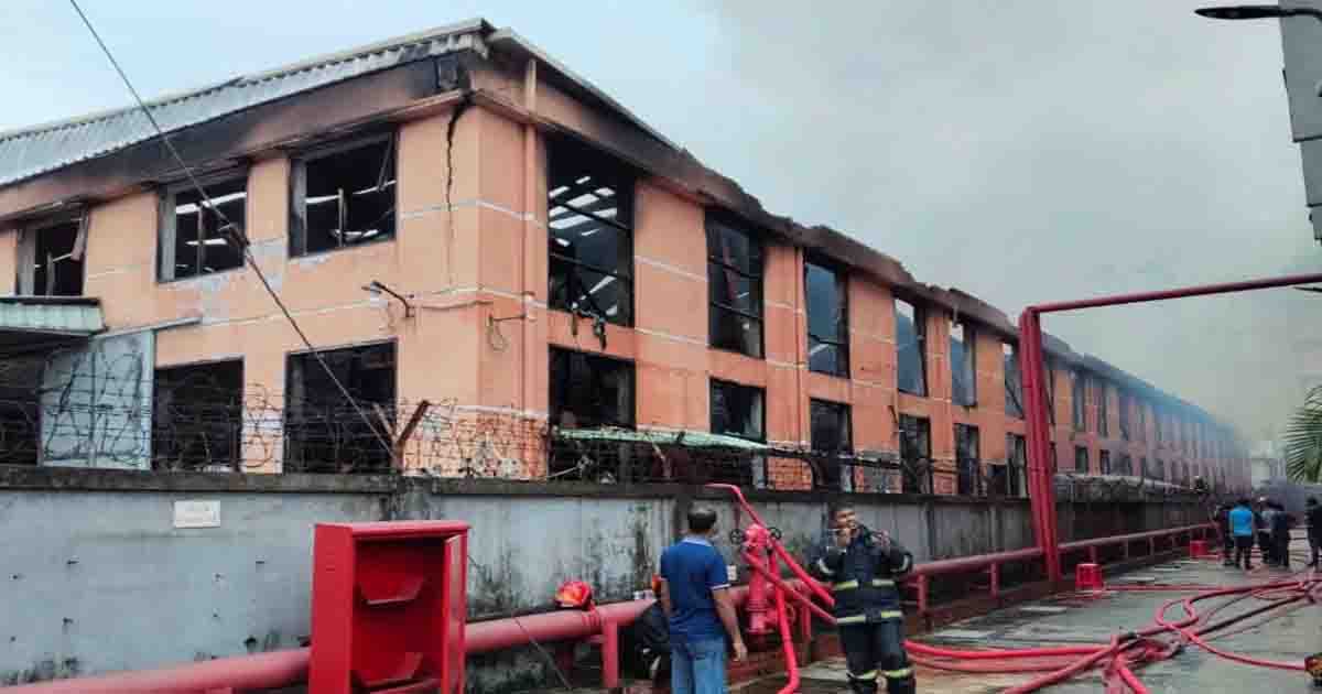 আদমজী ইপিজেডে পোশাক কারখানার গোডাউনে ভয়াবহ আগুন