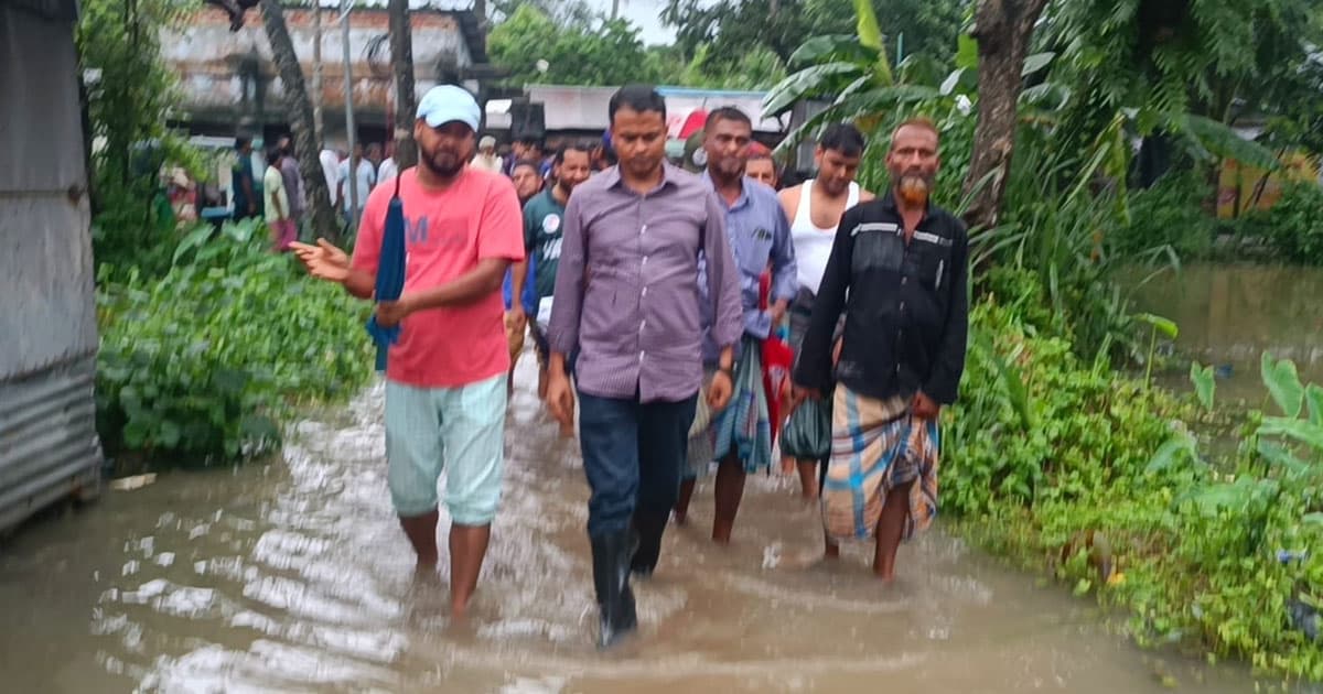 আনোয়ারায় পানিবন্দি মানুষের পাশে উপজেলা প্রশাসন