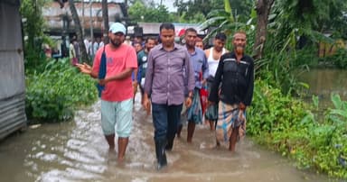 আনোয়ারায় পানিবন্দি মানুষের পাশে উপজেলা প্রশাসন