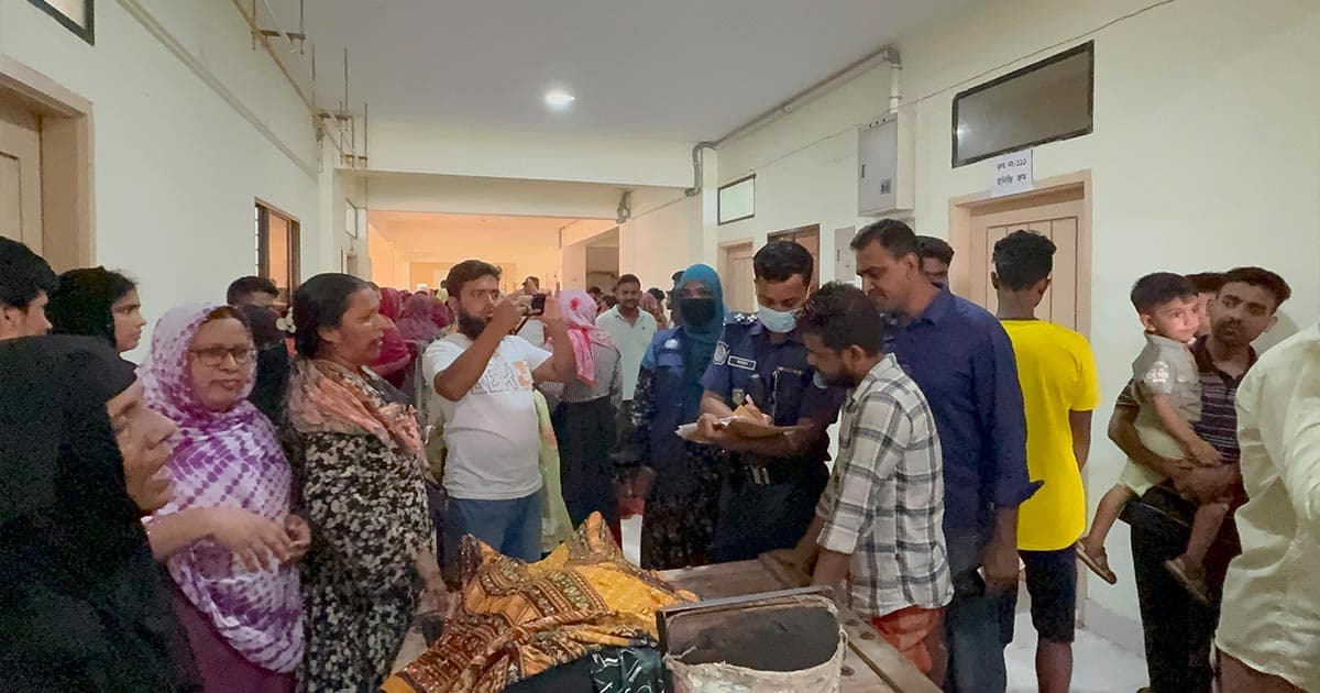 কাভার্ডভ্যানের ধাক্কায় শিশুসহ ২ জন নিহত