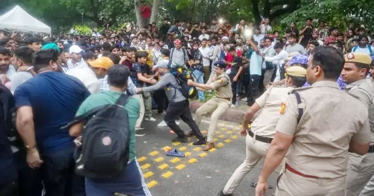 লাঠিচার্জেও দিল্লির বিক্ষোভ থামাতে পারছে না পুলিশ