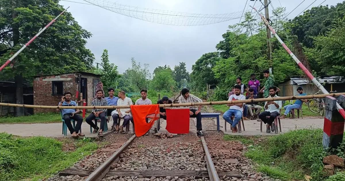 রাবি শিক্ষার্থীদের রেলপথ অবরোধে ট্রেন ৩৫ লাখ টাকার ক্ষতির দাবি রেলওয়ের