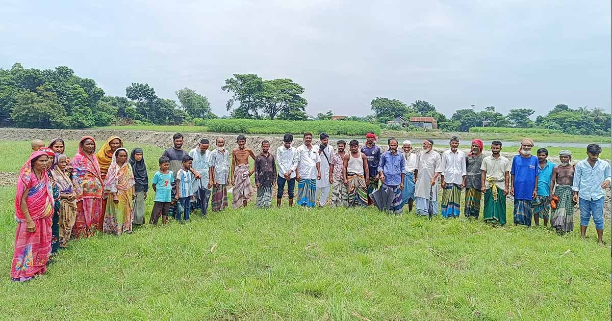 জোরপূর্বক রাস্তা নির্মাণের অভিযোগ, কৃষকদের মানববন্ধন
