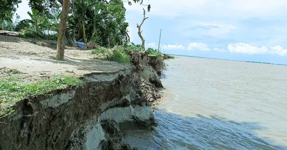 ভাঙন ও বন্যার আতঙ্কে নদী পাড়ের মানুষ