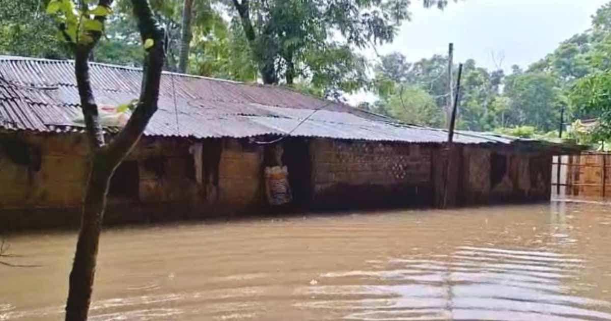 পানি বন্দী কয়েক হাজার পরিবার, দুর্ভোগ চরমে