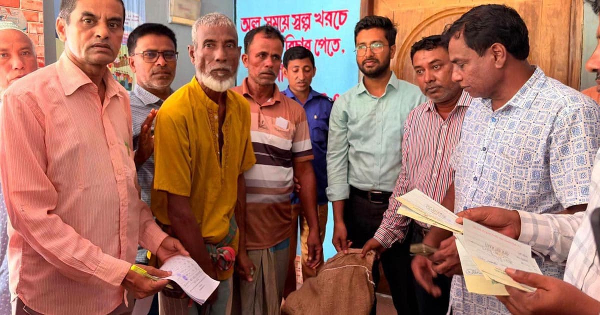 কৃষকের মাঝে প্রধানমন্ত্রীর মানবিক সহায়তা বিতরণ