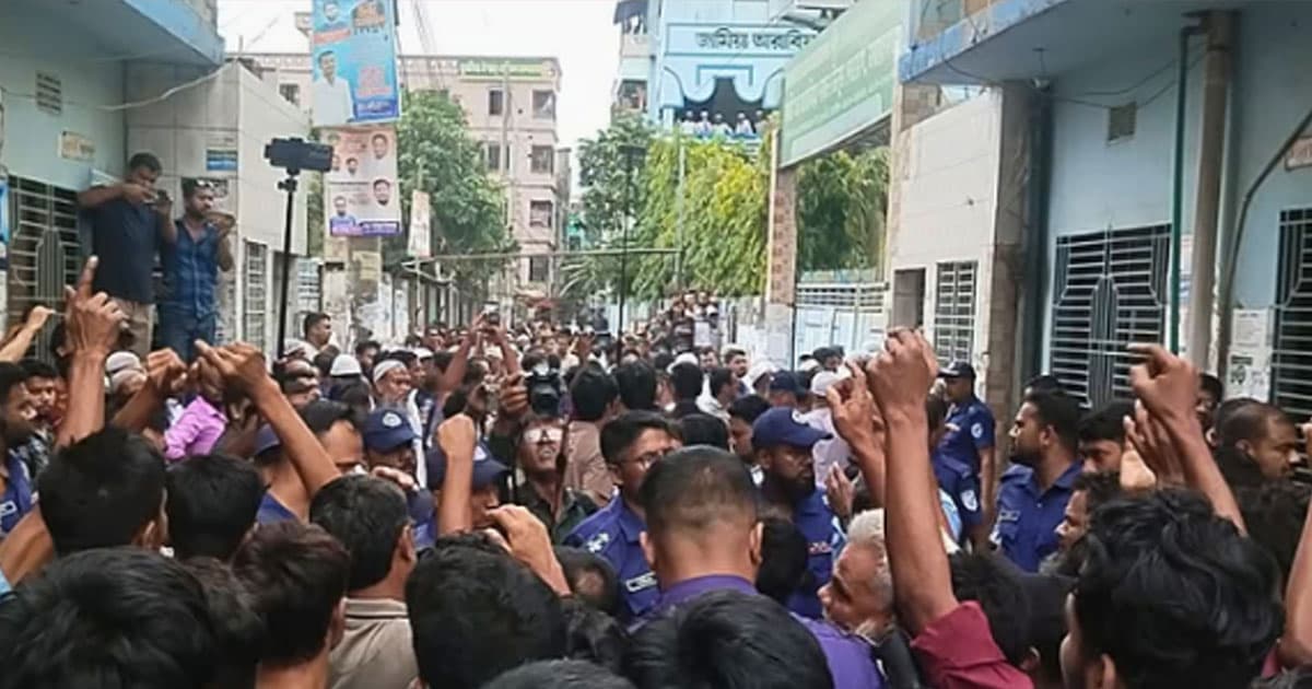 দেওভোগ মাদ্রাসায় উত্তেজনা, সড়ক অবরোধ