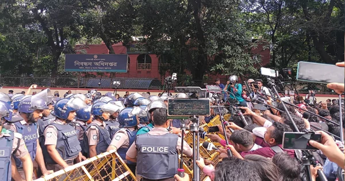 শিক্ষা ভবনের সামনে পুলিশি বাধায় শিক্ষার্থীরা