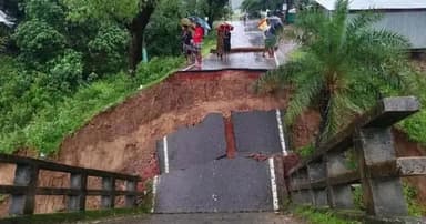সেতু ধসে বান্দরবান-রাঙামাটি সড়ক যোগাযোগ বিচ্ছিন্ন