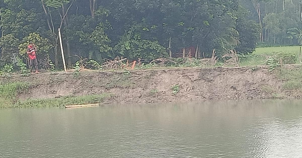 কোটালীপাড়ায় ফসলি জমি ধ্বংস করে বালু উত্তোলন