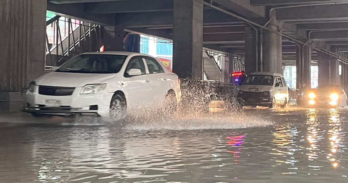 বৃষ্টি আর জলাবদ্ধতায় দুর্ভোগে রাজধানীবাসী