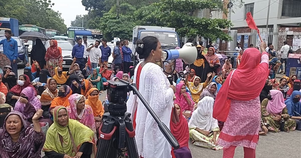 বকেয়া বেতনের দাবিতে সড়ক অবরোধ, আড়াই ঘণ্টা পর স্বাভাবিক তেজগাঁও