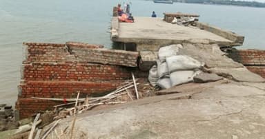শ্যামনগরে গাবুরা-বুড়িগোয়ালিনী খেয়াঘাটে ভাঙ্গন