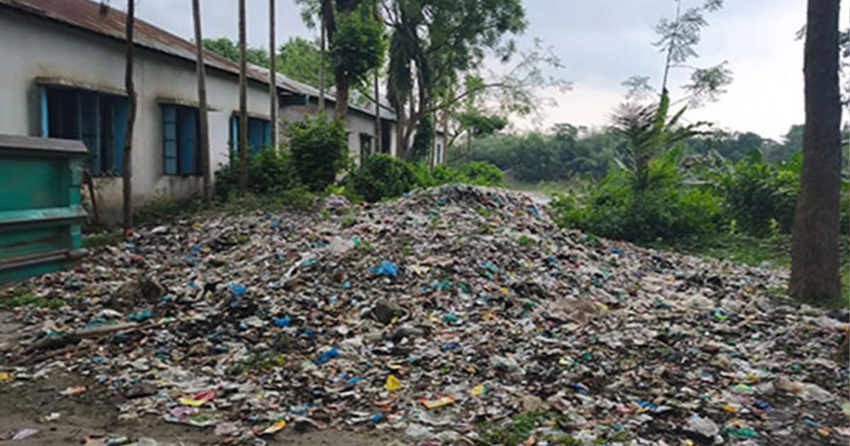 স্কুলের পাশেই ময়লার স্তূপ, দুর্গন্ধে অতিষ্ঠ শিক্ষক-শিক্ষার্থী