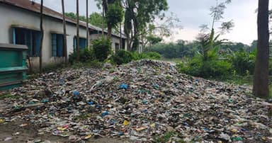 স্কুলের পাশেই ময়লার স্তূপ, দুর্গন্ধে অতিষ্ঠ শিক্ষক-শিক্ষার্থী