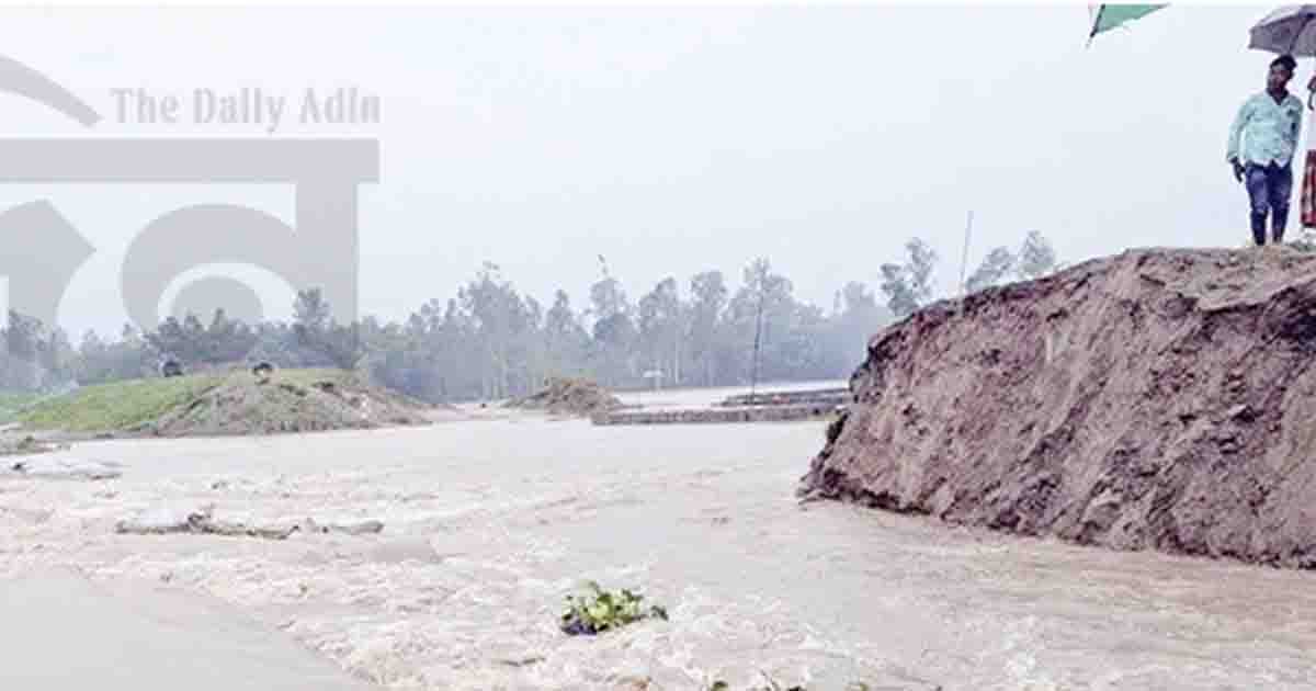 ফুঁসছে তিস্তা, বাঁধ ভেঙে পানিবন্দি মানুষ
