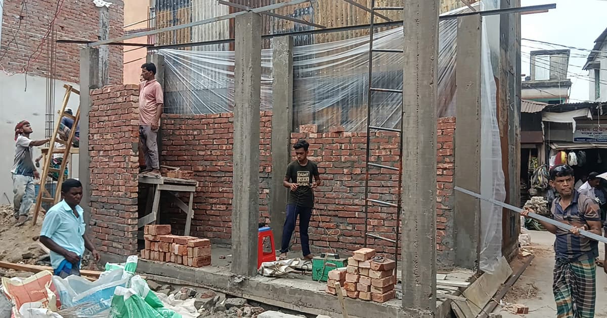 নেছারাবাদে সরকারি খাস জমিতে ভবন নির্মাণের অভিযোগ