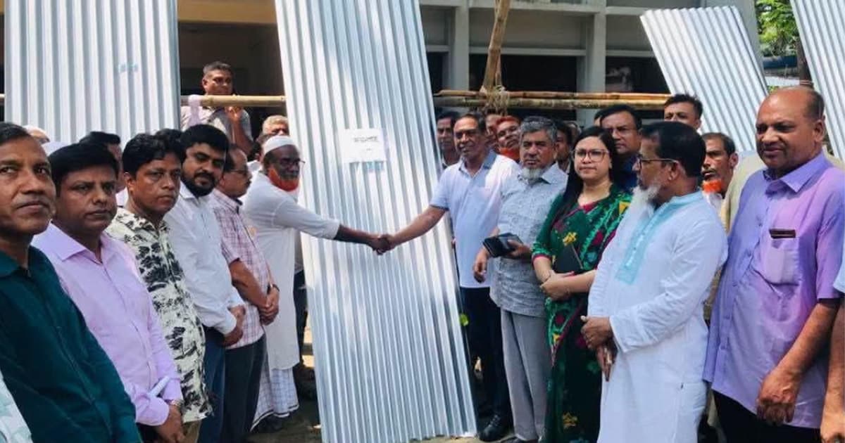 শিবপুরে অসহায় মানুষের মাঝে ঢেউটিন ও অনুদানের চেক বিতরণ