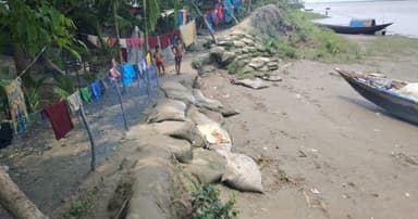 লালমোহনে বেড়িবাঁধ ভেঙে ১৪০ পরিবার ঝুঁকিতে