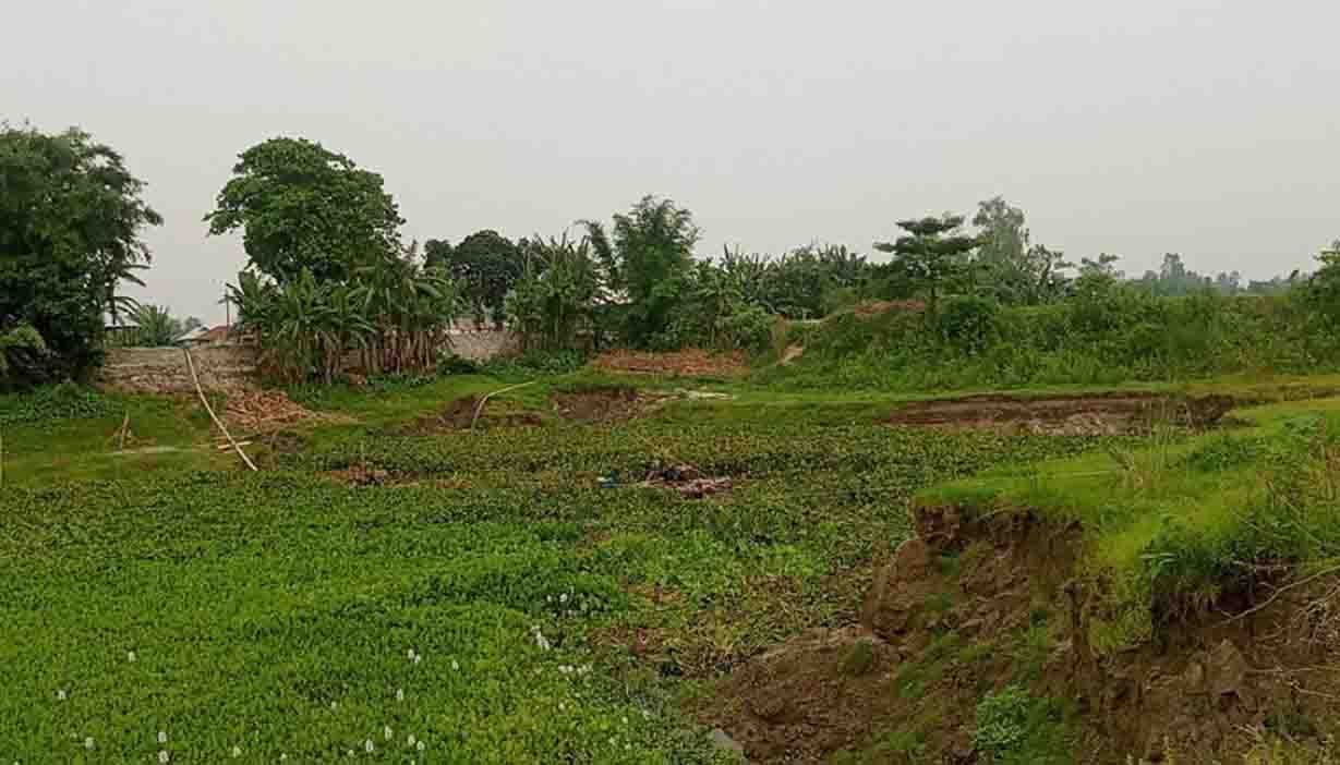 ড্রেজারের পেটে যাচ্ছে ১০ গ্রামের স্বপ্নের ‘চায়না বাঁধ’