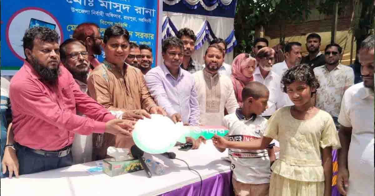 সেচ্ছাসেবীদের দানে নতুন ঘর পেলেন রায়পুরার সেই ৬ প্রতিবন্ধী