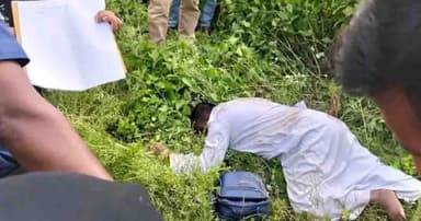 নওগাঁয় রেললাইনের পাশে শিক্ষকের লাশ, স্বজনদের দাবি হত্যা