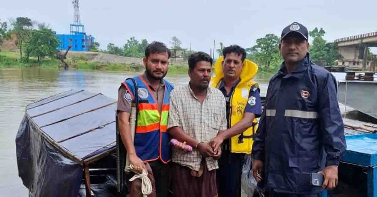 সালুটিকরে নদীতে চাঁদাবাজির সময় হাতেনাতে আটক ১