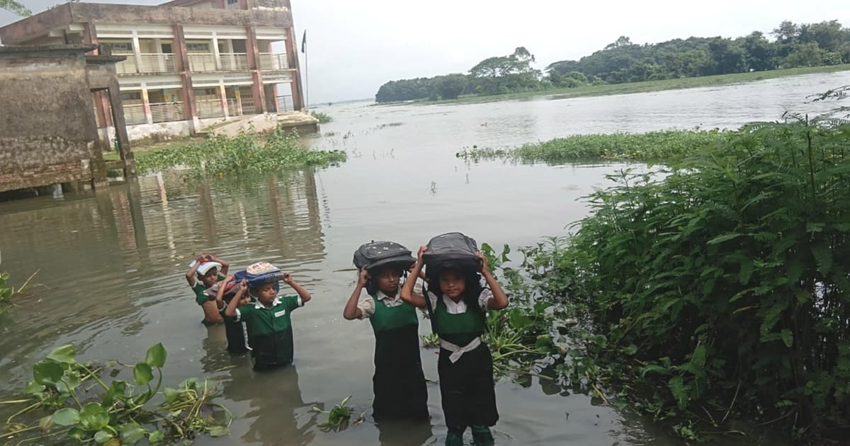 বর্ষায় হাওরে শিক্ষার্থীদের ঝুঁকিপূর্ণ পারাপার