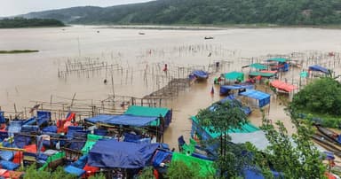 পাহাড়ি ঢলে ভাসল জাফলংয়ের শতাধিক দোকান, ব্যবসায়ীদের মাথায় হাত