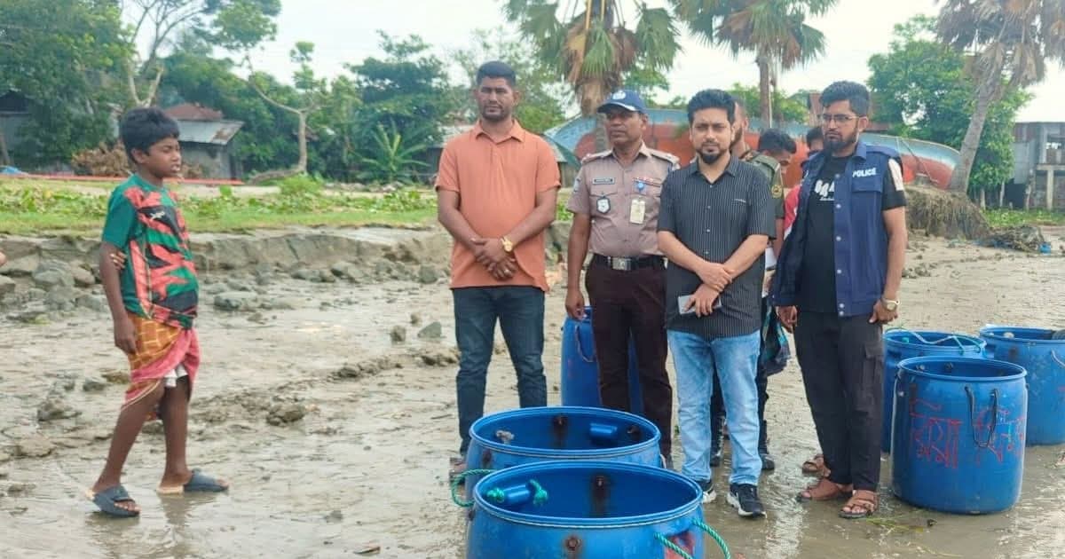 জব্দ করা ১৫ লাখ গলদা-বাগদা রেণু তেঁতুলিয়া নদীতে অবমুক্ত
