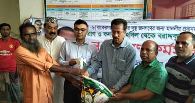 বাকেরগঞ্জে প্রধানমন্ত্রীর ত্রাণ তহবিলের চাল বিতরণ