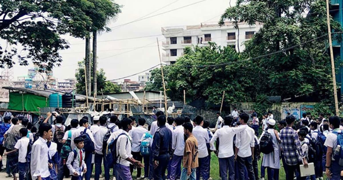 বরিশালে বাণিজ্য মেলার ‘গণশৌচাগার’ ভেঙে দিল শিক্ষার্থীরা!