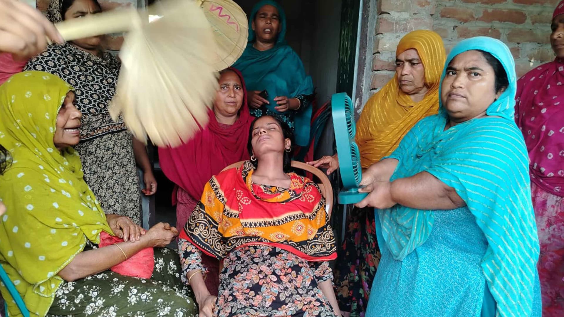 ঈশ্বরদীতে শিক্ষিকাকে পিটিয়ে যখম