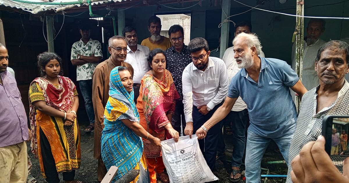 তাড়াশে অগ্নিকাণ্ডে ক্ষতিগ্রস্থ পরিবারের পাশে প্রশাসন
