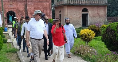 ঐতিহাসিক সোনা মসজিদ পরিদর্শনে মার্কিন রাষ্ট্রদূত
