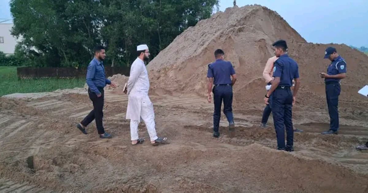 সড়কে অবৈধভাবে বালু রাখায় ১ লক্ষ টাকা জরিমানা