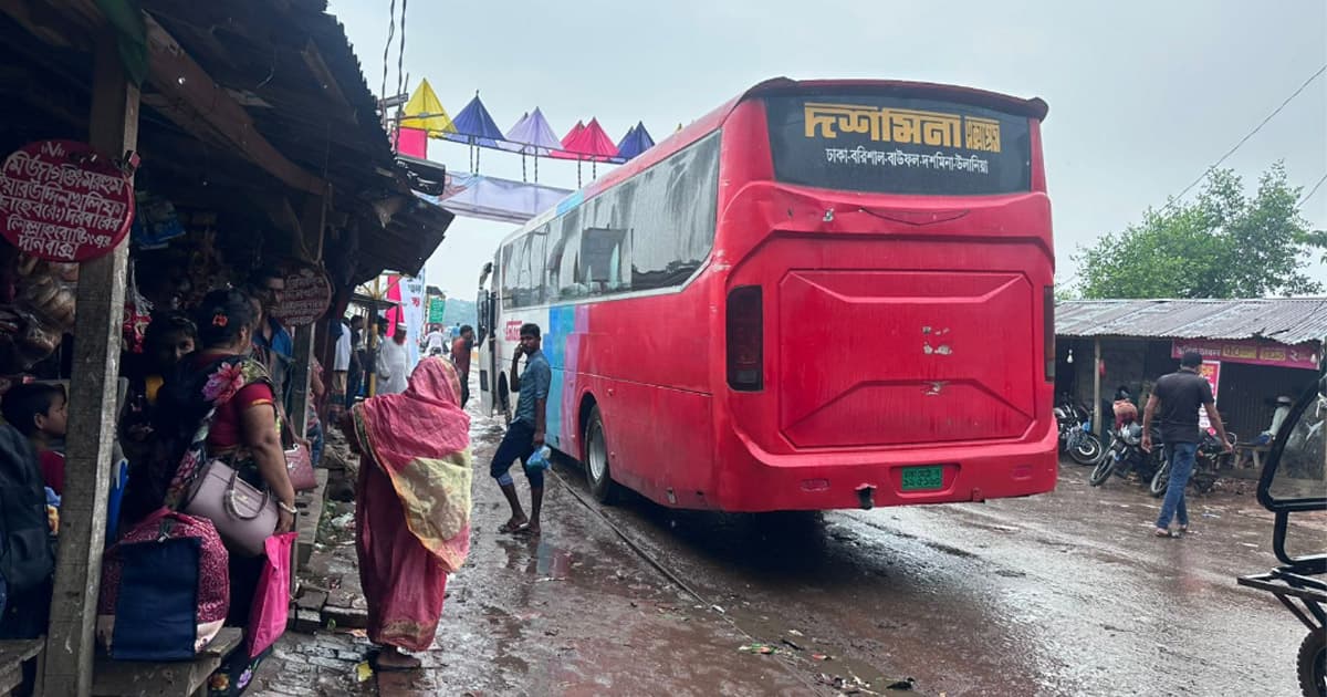 বাউফলে বাস সিন্ডিকেটের অভিযোগ, বাড়তি ভাড়ায় ভোগান্তিতে যাত্রীরা