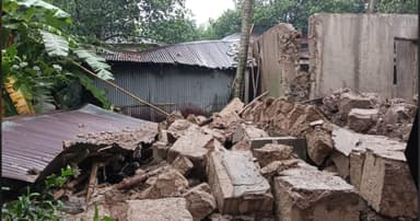 দেয়ালের ধসে নিভে গেল কৃষকের স্বপ্ন