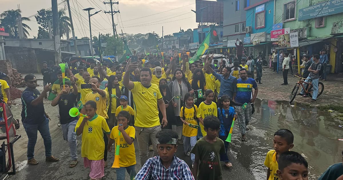 দুমকিতে ব্রাজিল সমর্থকদের বর্ণাঢ্য আনন্দ শোভাযাত্রা